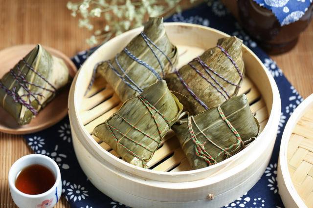 Realgar wine on the bottom left with 粽子 Zongzi