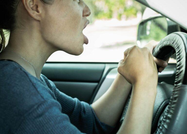 angry woman using chinese cuss words while driving