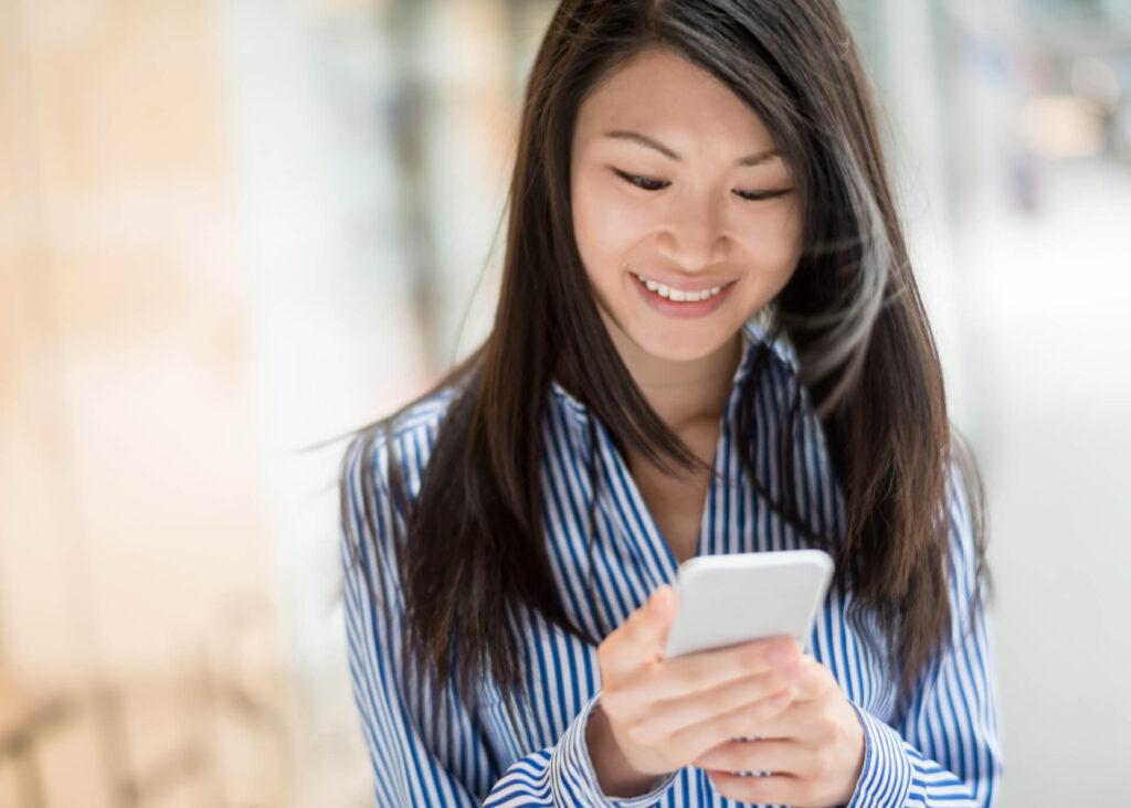 chinese girl reading love message