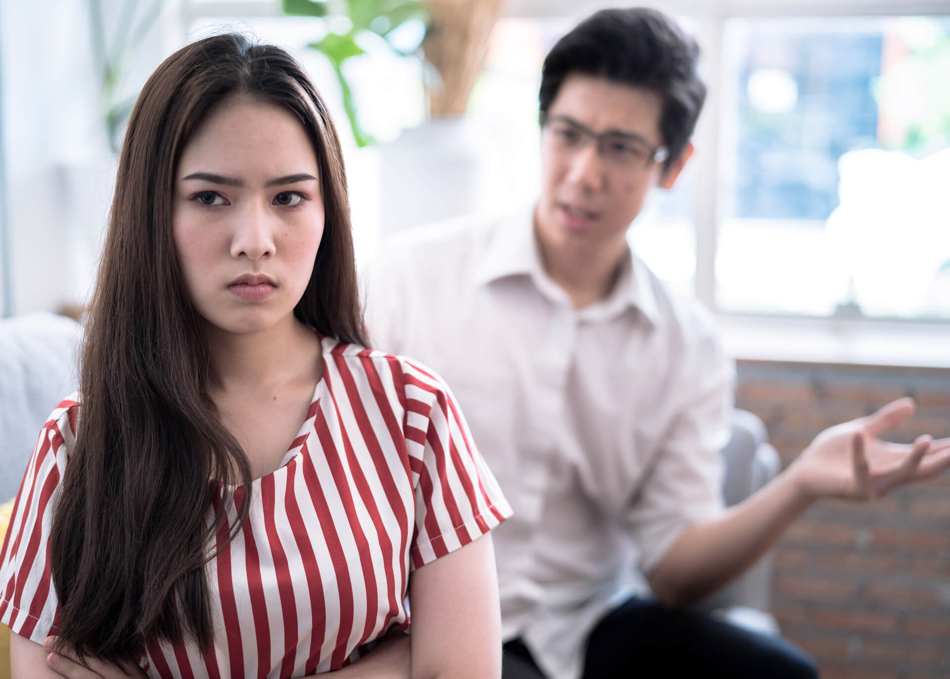 man saying sorry in chinese to his girlfriend