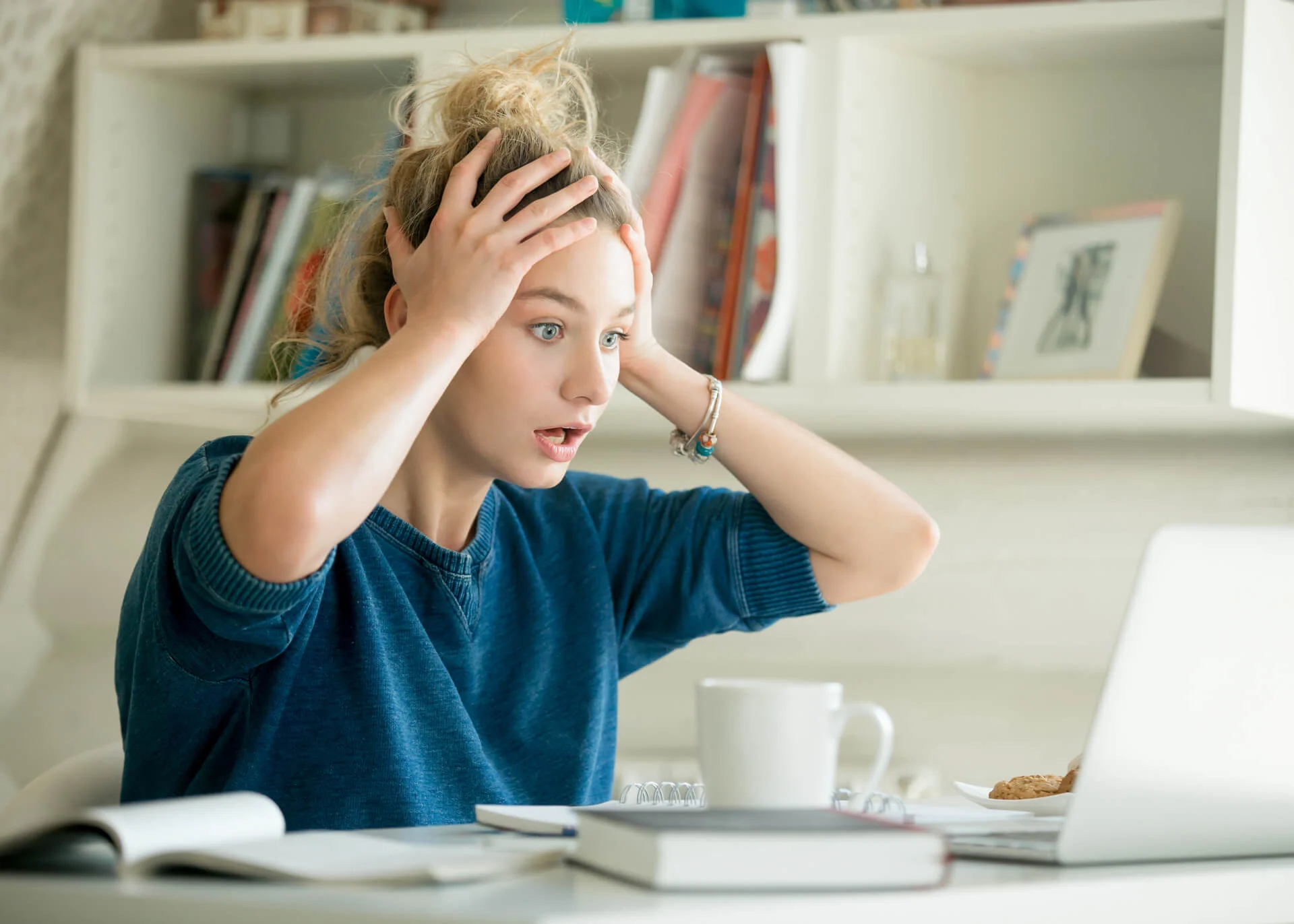 shocked young woman in front of computer
