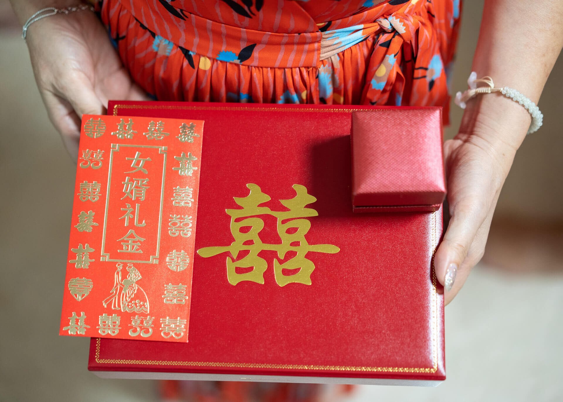 traditional chinese wedding box and envelope