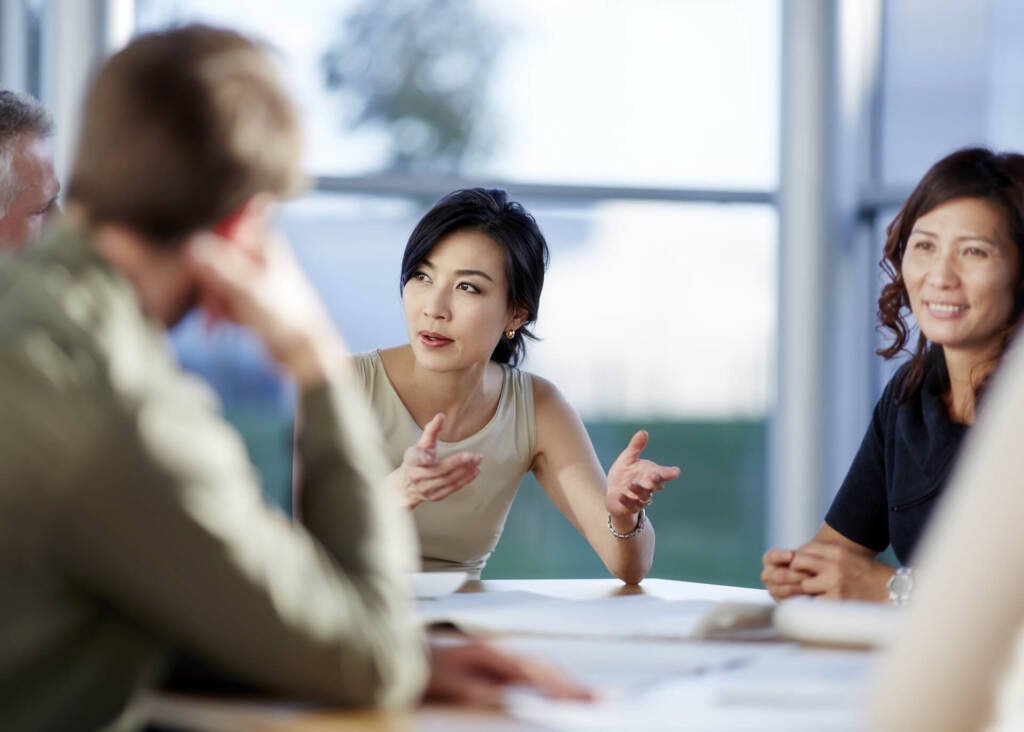 people speaking chinese during business meeting