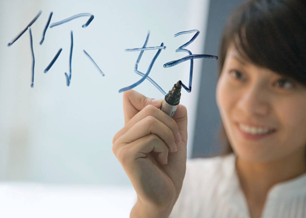 woman writing hello in chinese