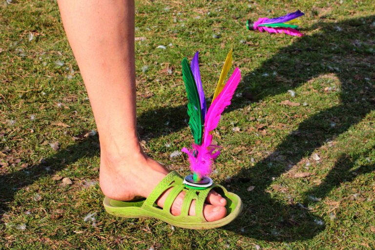 Shuttlecock (毽子 jiànzi) Shuttlecock (毽子 jiànzi)