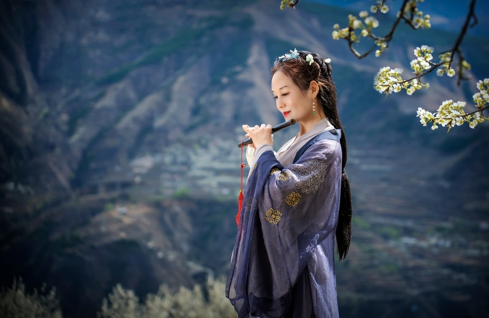 Women in traditional Chinese Clothing