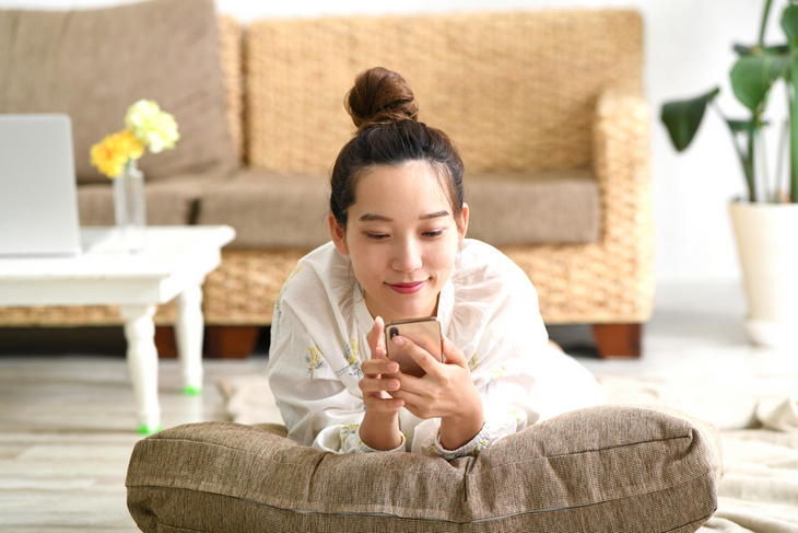 young-asian-woman-using-smart-phone