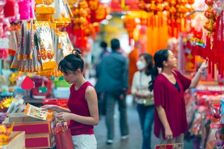 asian-woman-mother-daughter-holding-shopping