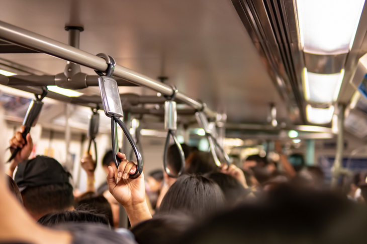 crowd-inside-train-rush-hour