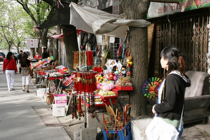 souvenir-stalls-outside-beijing-summer-palace