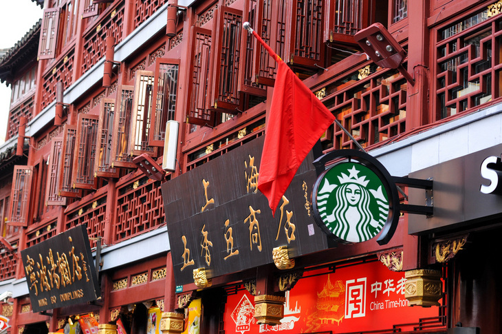 starbucks-logo-hanging-on-a-classic-chinese-building-under-a-chinese-national-flag