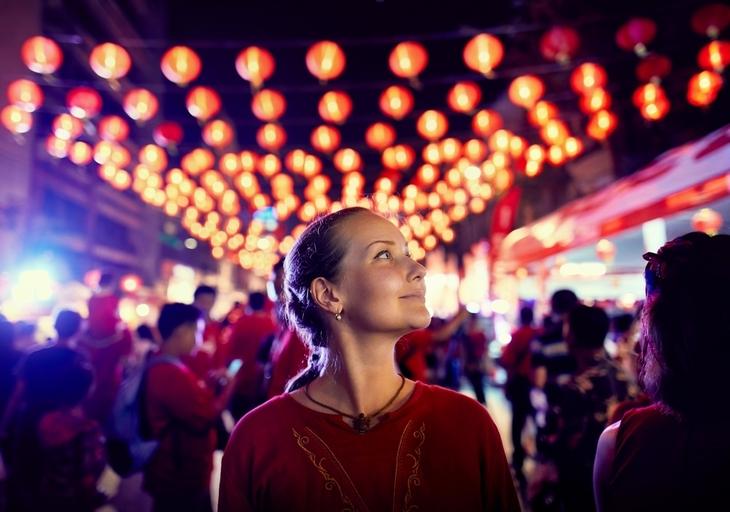 tourist-woman-red-shirt-portrait-near