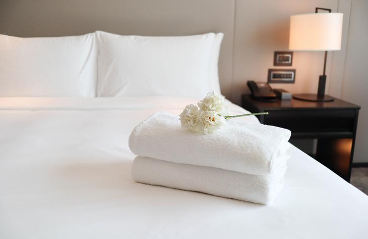 white-clean-towels-on-neatly-bed